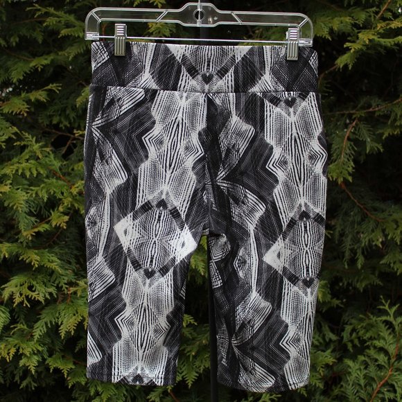 AQ Sport Stretchy, Lightweight Bike Shorts with Zip Pockets NWT - Picture 2 of 2